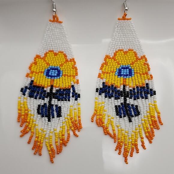 Floral Retro Beaded Earrings - Picture 2 of 5